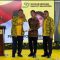 Airlangga Hartarto menyerahkan hasil putusan Rapimnas Golkar kepada Gibran Rakabuming Raka, di kantor DPP Golkar, Jakarta Barat, Sabtu 21/10/2023