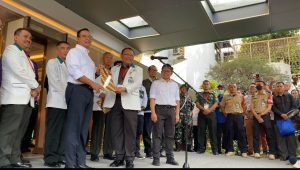 Anies dan Cak Imin menerima surat tanda terima pemeriksaan kesehatan, di RSPAD, Jakarta Pusat, Sabtu 21/10/2023
