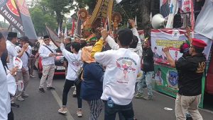 Massa pendukung Prabowo-Gibran berjoget di sekitar kantor KPU Jakarta Pusat, Rabu, 25/10/2023