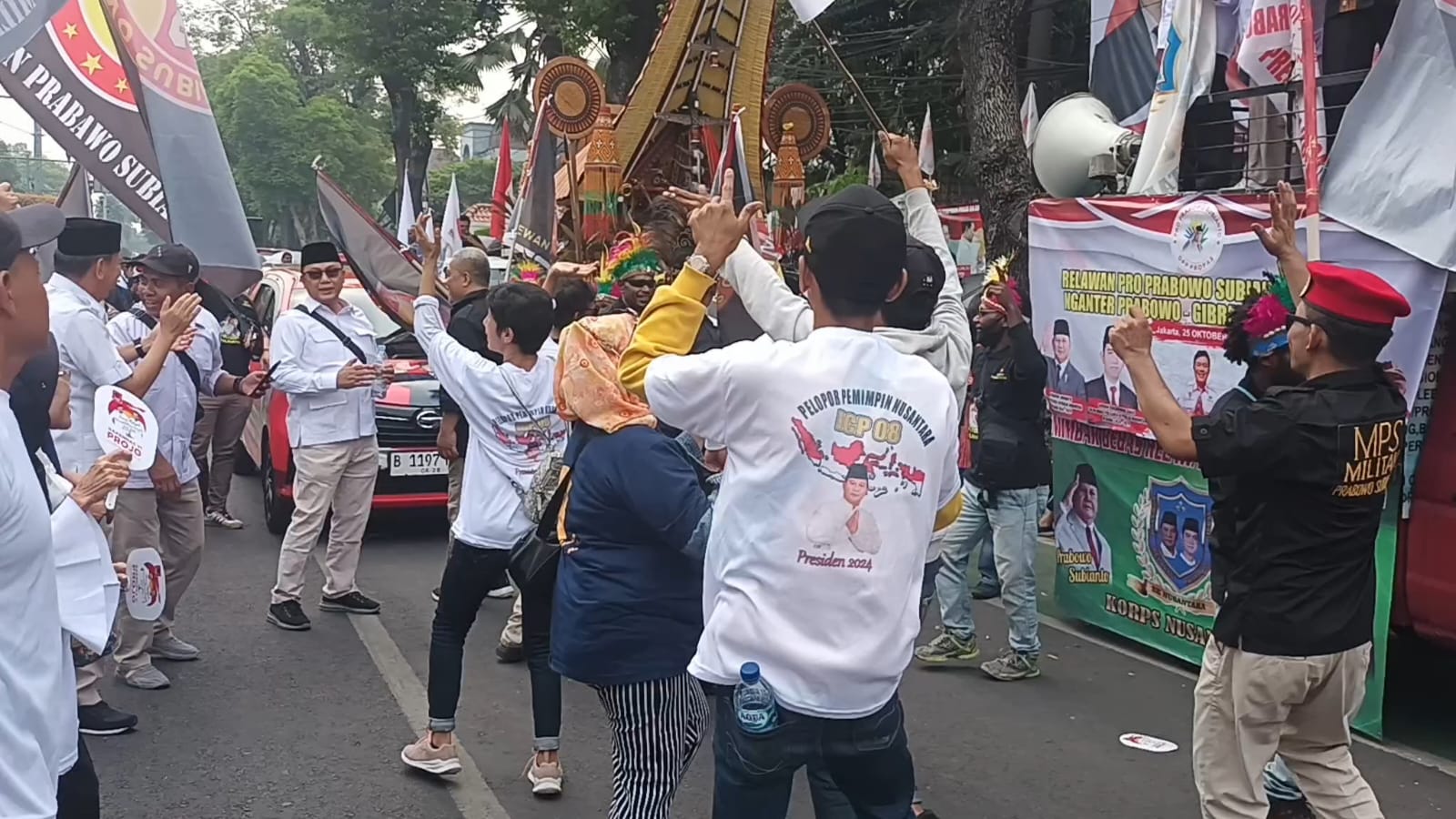 Massa pendukung Prabowo-Gibran berjoget di sekitar kantor KPU Jakarta Pusat, Rabu, 25/10/2023