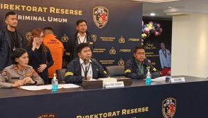 AKBP Samian memberikan keterangan terkait penangkapan pengemudi Fortuner arogan, di Polda Metro Jaya, Jumat 20/10/2023