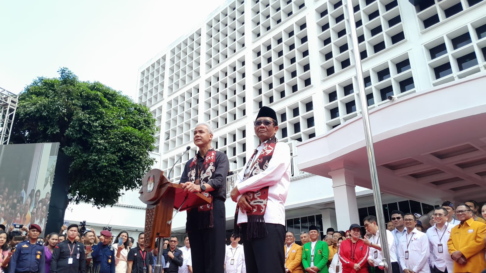 Ganjar Pranowo dan Mahfud MD resmi mendaftar sebagai calon presiden (capres) dan calon wakil presiden (cawapres) 2024-2029 ke KPU RI | Novia Suhari/Forum Keadilan