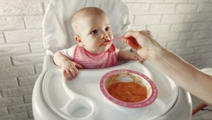 Ilustrasi bayi makan