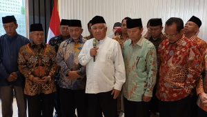 Din Syamsuddin bersama sejumlah tokoh ormas Islam menyampaikan dukungannya kepada pasangan Amin di DPP PKS, Jakarta Selatan, Kamis 26/10/2023 | Charlie Adolf Lumban Tobing/Forum Keadilan