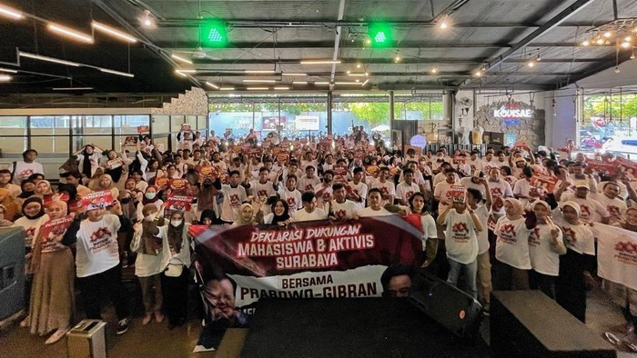Sejumlah mahasiswa dan aktivis di Surabaya, Jawa Timur (Jatim), mendeklarasikan dukungan kepada bakal calon presiden (capres) Prabowo Subianto dan calon wakil presiden (cawapres) Gibran Rakabuming Raka di Pilpres 2024.