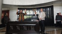 Anwar Usman memeberikan keterangan kepada wartawan usai putusan MKMK di Gedung Mahkamah Konstitusi, Jakarta Pusat, Rabu, 8/11/2023 | Syahrul Baihaqi/Forum Keadilan