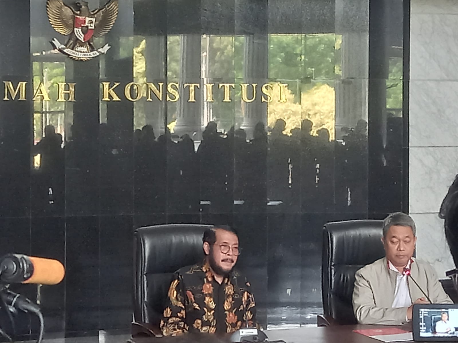 Anwar Usman memeberikan keterangan kepada wartawan usai putusan MKMK di Gedung Mahkamah Konstitusi, Jakarta Pusat, Rabu, 8/11/2023 | M. Hafid/Forum Keadilan