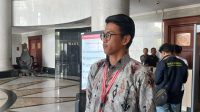 Mahasiswa Universitas Nahdlatul Ulama Indonesia (UNUSIA) Brahma Aryana setelah sidang perkara 141/2023, Rabu, 8/11/2023 | Syahrul Baihaqi/Forum Keadilan