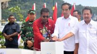 Presiden Joko Widodo (Jokowi) meresmikan kampung nelayan modern (kalamo) di Kabupaten Biak Numfor, Papua, tepatnya terletak di Desa Samber-Binyeri, Distrik Yendidori, Kamis, 23/11/2023 | Sekretariat Presiden