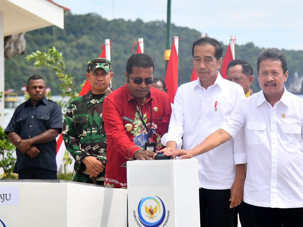 Presiden Joko Widodo (Jokowi) meresmikan kampung nelayan modern (kalamo) di Kabupaten Biak Numfor, Papua, tepatnya terletak di Desa Samber-Binyeri, Distrik Yendidori, Kamis, 23/11/2023 | Sekretariat Presiden