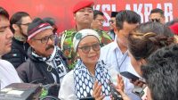 Menlu Retno Marsudi memberikan keterangan saat mengikuti Aksi Damai Bela Palestina di Monas, Jakarta Pusat, Minggu 5/11/2023 | Syahrul Baihaqi