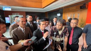Patra M Zen memberikan keterangan di PN Jakarta Pusat, Jumat, 10/11/2023 I Merinda Faradianti/Forum Keadilan