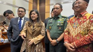 KSAD Jenderal Agus Subiyanto (tengah) dan Ketua Komisi I DPR RI Meutya Hafid saat jumpa pers di gedung DPR RI, Senayan, Jakarta, Senin, 13/11/2023