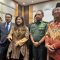 KSAD Jenderal Agus Subiyanto (tengah) dan Ketua Komisi I DPR RI Meutya Hafid saat jumpa pers di gedung DPR RI, Senayan, Jakarta, Senin, 13/11/2023