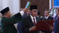 Nawawi Pomolango mengucapkan sumpah sebagai Ketua Komisi Pemberantasan Korupsi sementara di hadapan Presiden Joko Widodo (Jokowi) di Istana Negara, Jakarta, Senin, 27/11/2023 pagi | YouTube Sekretariat Presiden