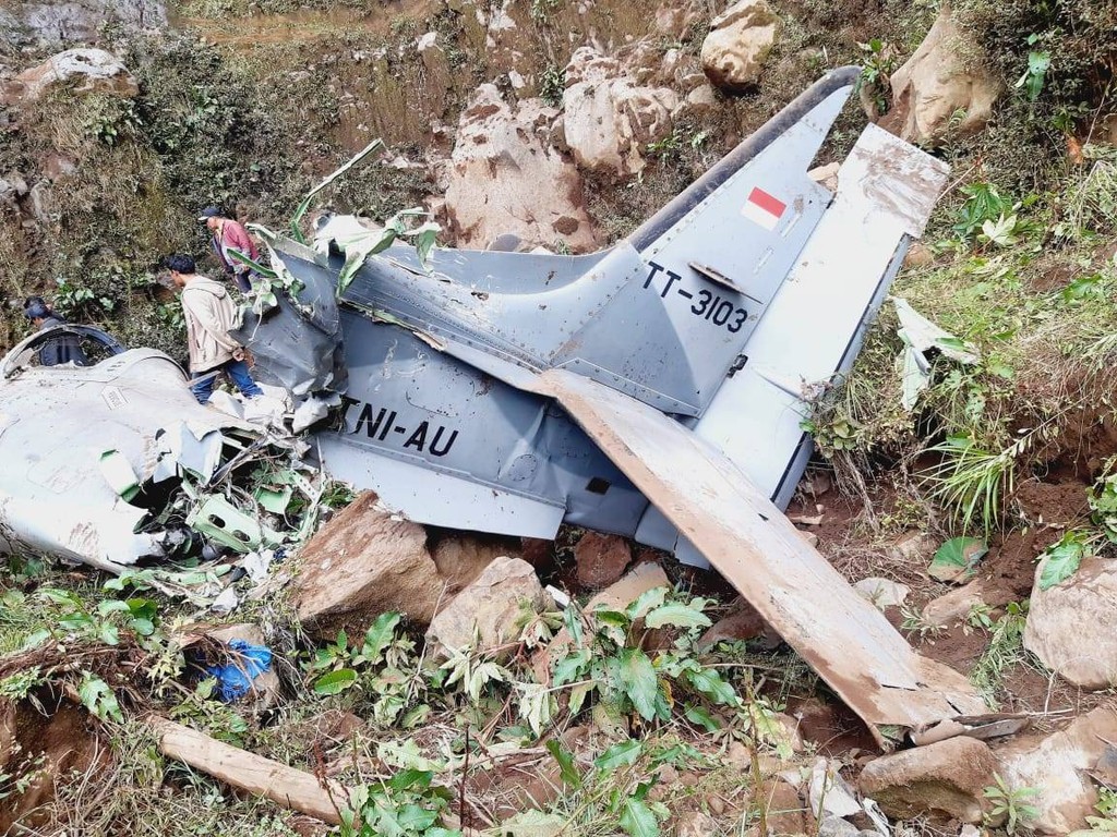 Penampakan pesawat latih TNI Angkatan Udara (AU) jenis Super Tucano jatuh di sekitar dataran tinggi Gunung Bromo, Pasuruan, dan Probolinggo, Jawa Timur | ist