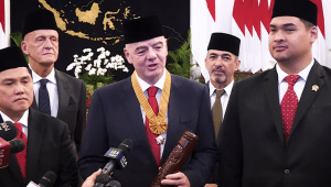Presiden FIFA Gianni Infantino menerima tanda kehormatan Bintang Jasa Pratama dari Presiden Joko Widodo (Jokowi) di Istana Negara, Jakarta Pusat, Jumat, 10/11/2023 | YouTube Sekretariat Presiden