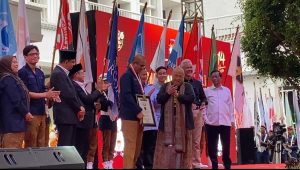 Ketua Musium Rekor Dunia Indonesia, Bapak Jaya Suprana saat memberikan piagam MURI ke KPU, di Kantor KPU, Jakarta Pusat, Senin, 27/11/2023 | Ari Kurniansyah/Forum Keadilan