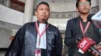 Viktor Santoso (kiri) dan Brahma Aryana memberi keterangan kepada wartawan di Gedung Mahkamah Konstitusi, Senin, 20/11/2023 | Syahrul Baihaqi/Forum Keadilan