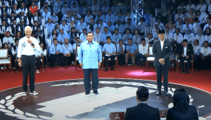 Ganjar Pranowo, Prabowo Subianto, dan Anies Baswedan dalam acara Debat Pertama Calon Presiden (capres) Pemilu 2024 di kantor KPU Pusat, kawasan Menteng, Jakarta Pusat, Selasa 12/12/2023 | Youtube KPU RI
