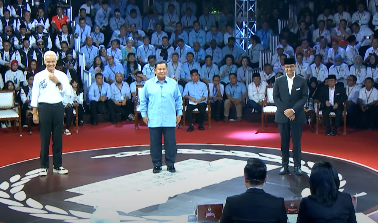 Ganjar Pranowo, Prabowo Subianto, dan Anies Baswedan dalam acara Debat Pertama Calon Presiden (capres) Pemilu 2024 di kantor KPU Pusat, kawasan Menteng, Jakarta Pusat, Selasa 12/12/2023 | Youtube KPU RI