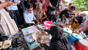 Calon wakil presiden (cawapres) nomor urut 2 Gibran Rakabuming Raka mengunjungi salah satu pasar di Balikpapan, Kalimantan Timur, Sabtu, 16/12/2023 | ist