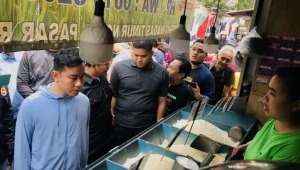 Calon wakil presiden (cawapres) nomor urut 2, Gibran Rakabuming Raka, melakukan kunjungan ke Pasar Rumput di Manggarai, Jakarta Selatan, Senin, 11/12/2023.