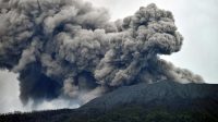 Gunung Marapi di Sumatra Barat erupsi