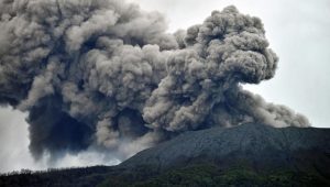 Gunung Marapi di Sumatra Barat erupsi