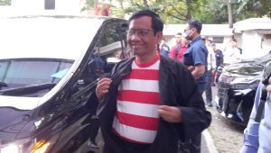 Cawapres dari nomor urut 3, Mahfud MD mengenakan baju Adat Madura saat mendatangi Posko Pemenangan Ganjar-Mahfud di Teuku Umur, Jakarta, Jumat, 22/12/2023. | M. Hafid/Forum Keadilan