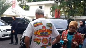 Capres nomor urut 3, Ganjar Pranowo saat memamerkan kaos buat relawan di Posko Pemenangan Ganjar-Mahfud, di Jalan Teuku Umar, Jumat, 22/12/2023. | M.Hafid/Forum Keadilan