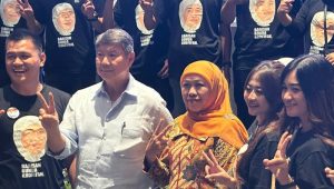 Khofifah memberikan gestur dua jari saat berfoto bersama jajaran pengurus Gerindra Jawa Timur, termasuk Wakil Ketua Dewan Pembina Gerindra Hashim Djojohadikusumo | ist