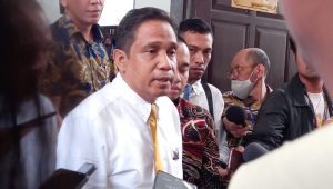 Pengacara Firli Bahuri, Ian Iskandar, usai sidang praperadilan di PN Jakarta Selatan, Senin, 11/12/2023 | M. Hafid
