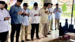 Prabowo Subianto ziarah ke Makam Bung Karno di Blitar, Jawa Timur, Minggu 17/12/2023 | Ist