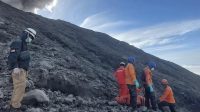 Proses evakuasi korban erupsi Gunung Marapi