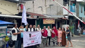 Relawan pasangan calon nomor urut 2 Prabowo Subianto dan Gibran Rakabuming Raka yang tergabung dalam Laskar Trisakti 08 menggelar aksi bagi-bagi susu dan biskuit gratis untuk masyarakat di kawasan Senayan, Jakarta, melalui acara 'Sabtu Tisu Ceria'.
