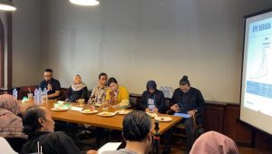 Tranparency International Indonesia (TII) saat melakukan diskusi yang bertajuk 'Pelemahan yang Menjadi Nyata', di kawasan Menteng, Jakarta Pusat, Senin 4/12/2023 | Ari Kurniansyah/Forum Keadilan