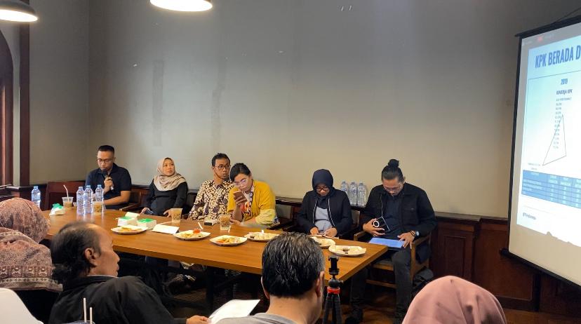 Tranparency International Indonesia (TII) saat melakukan diskusi yang bertajuk 'Pelemahan yang Menjadi Nyata', di kawasan Menteng, Jakarta Pusat, Senin 4/12/2023 | Ari Kurniansyah/Forum Keadilan