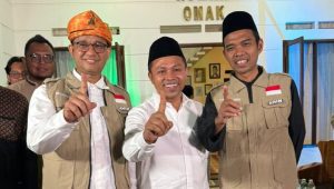 Ustaz Abdul Somad (UAS) berfoto bersama calon presiden nomor urut 1 Anies Baswedan