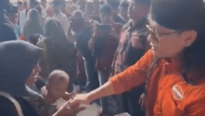 Viral video pendakwah kondang Miftah Maulana Habiburrahman atau Gus Miftah bagi-bagi uang kepada masyarakat