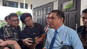Pengacara Ketua KPK nonaktif Firli Bahuri, Ian Iskandar di Pengadilan Negeri Jakarta Selatan, Selasa 12/12/2023 | M.Hafid/Forum Keadilan