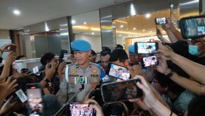 Firli Bahuri meninggalkan Gedung Bareskrim Polri setelah menjalani pemeriksaan atas dugaan kasus pemerasan terhadap Eks Menteri Pertanian Syahrul Yasin Limpo, pada pukul 20.30 WIB | Syahrul Baihaqi/Forum Keadilan