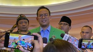 Eks kader PPP Witjaksono (tengah)