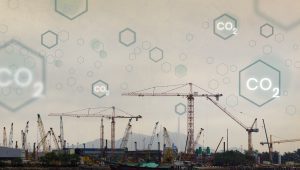 Ilustrasi emisi karbon global dengan latar belakang konstruksi