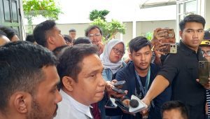 Kuasa hukum Firli Bahuri, Ian Iskandar usai sidang kesimpulan di Pengadilan Negeri Jakarta Selatan, Senin, 18/12/2023 | M. Hafid/Forum Keadilan