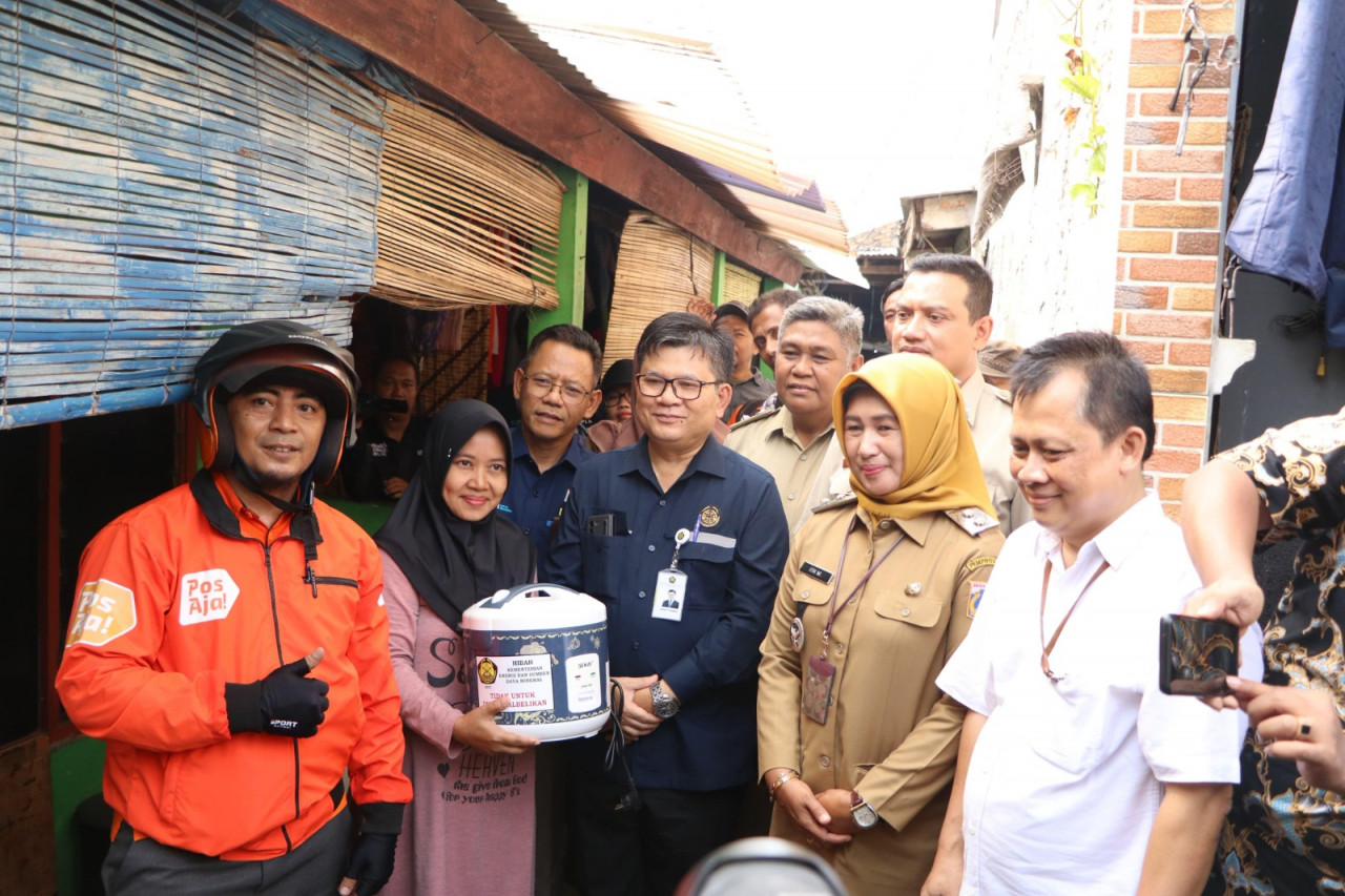 Kementerian ESDM membagikan alat memasak berbasis listrik (AML) alias rice cooker gratis, di Kelurahan Pulo Gebang, Jakarta Timur, Selasa, 12/12/2023. | Dok Website Kementerian ESDM