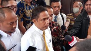 Pengacara Firli Bahuri, Ian Iskandar, usai sidang praperadilan di PN Jakarta Selatan, Senin, 11/12/2023 | M. Hafid/Forum Keadilan