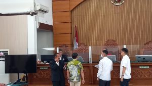 Kuasa hukum Eddy Hiariej dan dari KPK sedang berbagi berkas dalam sidang praperadilan di PN Jakarta Selatan, Senin, 18/12/2023 | M. Hafid/Forum Keadilan