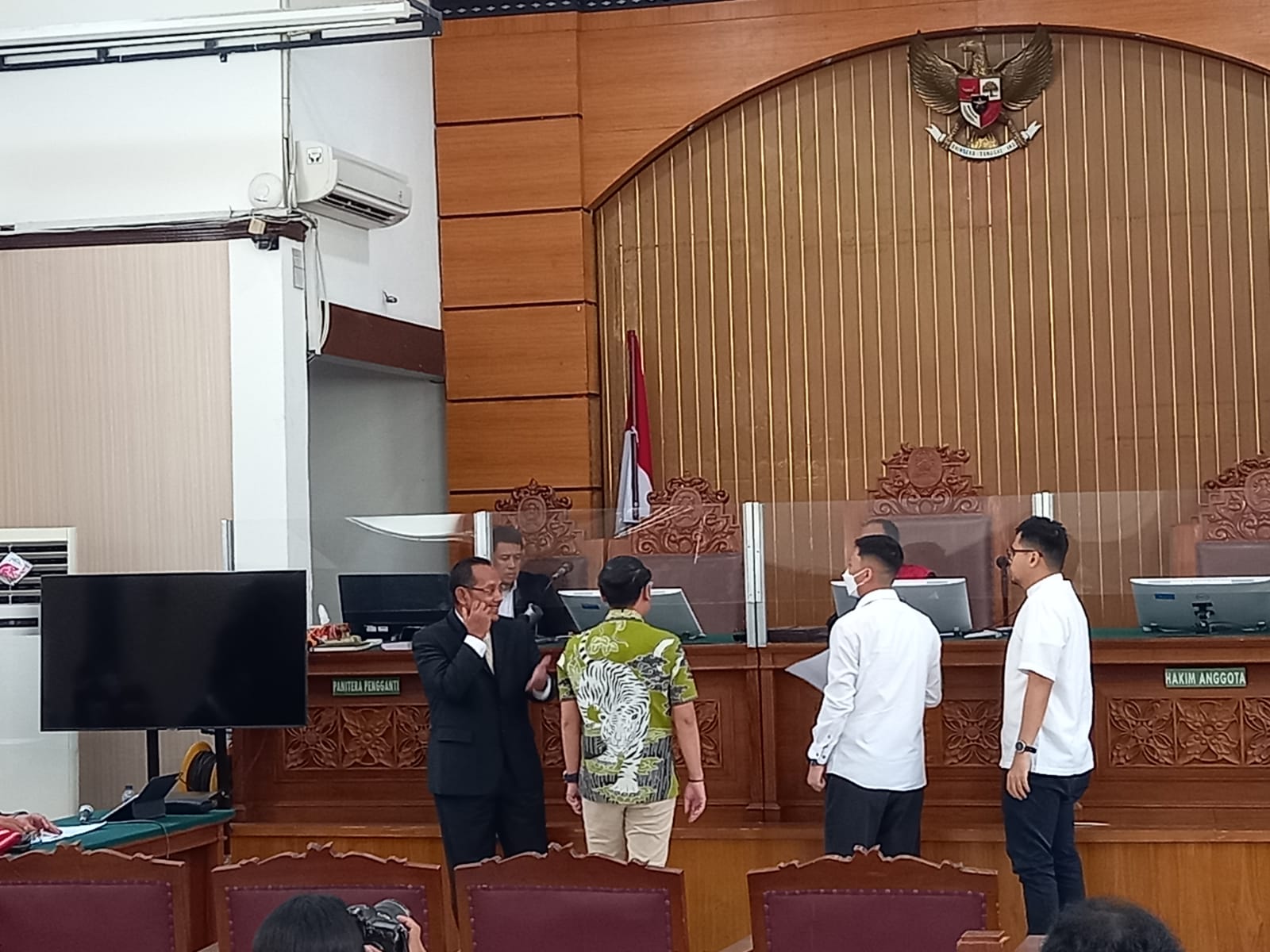 Kuasa hukum Eddy Hiariej dan dari KPK sedang berbagi berkas dalam sidang praperadilan di PN Jakarta Selatan, Senin, 18/12/2023 | M. Hafid/Forum Keadilan