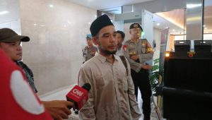 Perwakilan dari Forum Umat Islam Bersatu (FUIB) Rahmad Himran melaporkan Ketua Umum Partai Amanat Nasional (PAN) Zulkifli Hasan ke Bareskrim Polri atas dugaan kasus penistaan agama, Kamis, 21/12/2023 | Syahrul Baihaqi/Forum Keadilan